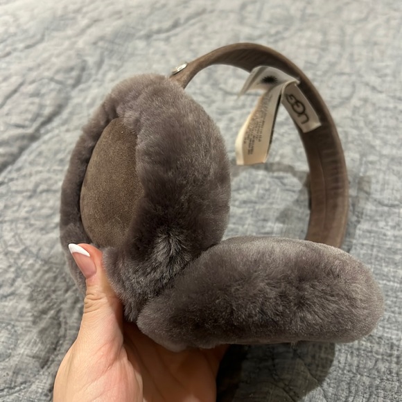 UGG - Picture 1 of 4